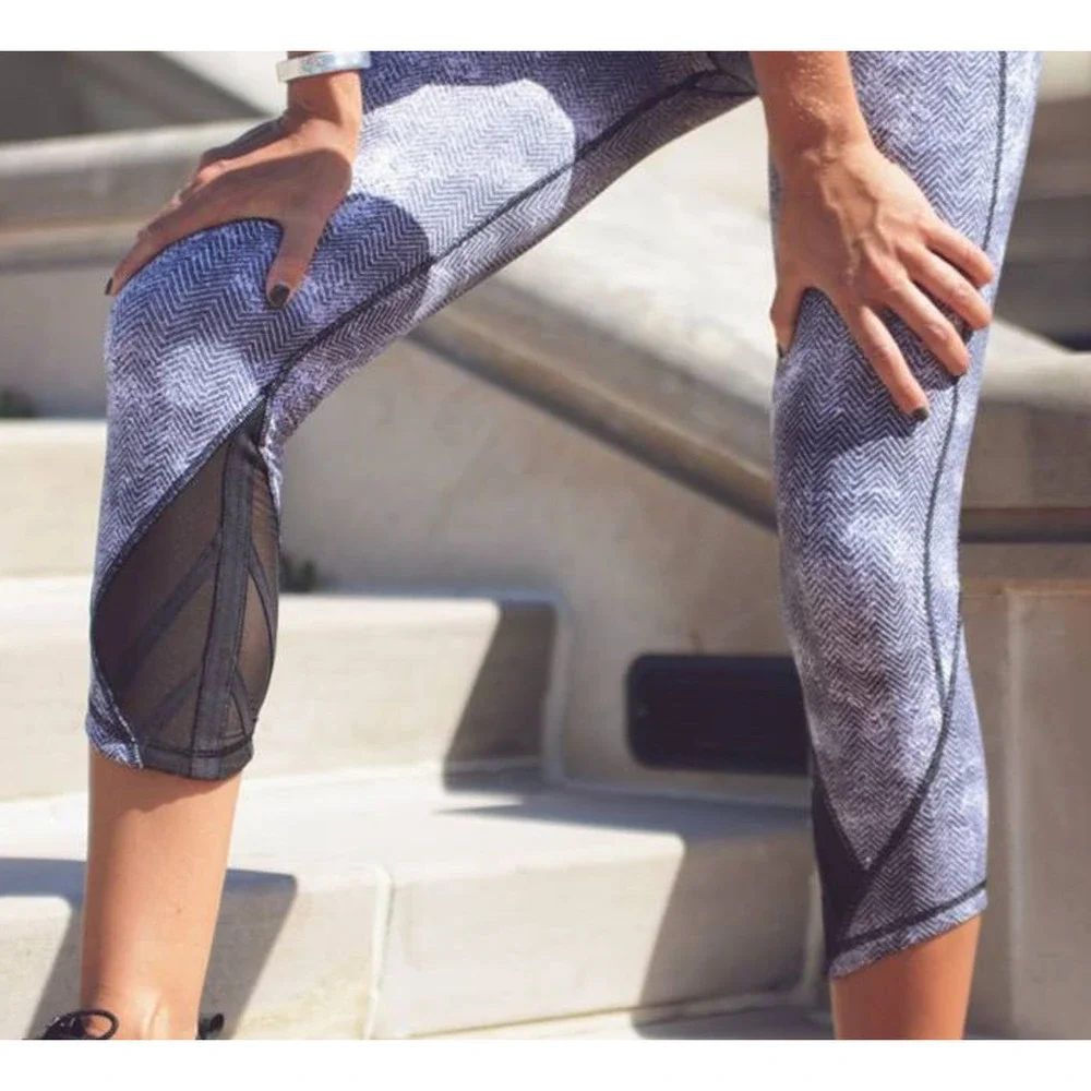 Lululemon Essential Rhythm Crop (Full-On Luxtreme)‎ in White Black Size 8